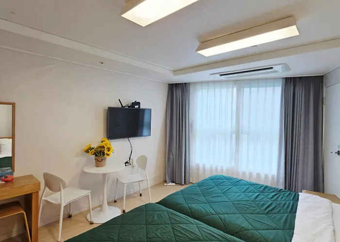 40, 2 Minutes Run To The Beach, Close To The Sea, 5 Minutes To Club D Oasis Swimming Pool, And Long Walk Along The 아파트