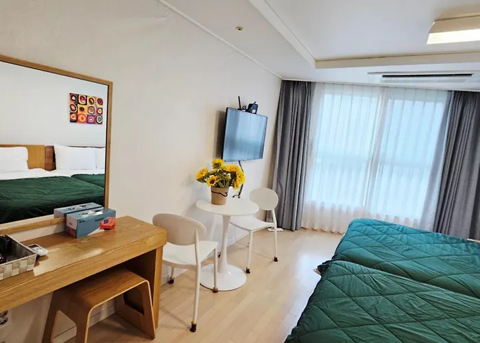 40, 2 Minutes Run To The Beach, Close To The Sea, 5 Minutes To Club D Oasis Swimming Pool, And Long Walk Along The 아파트 *