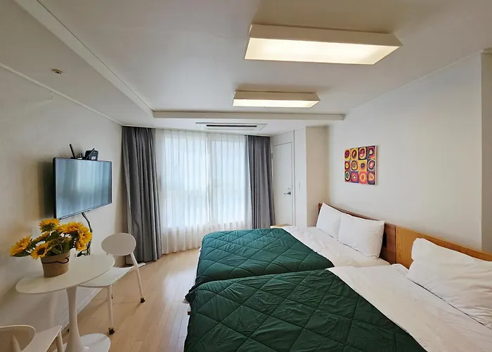 40, 2 Minutes Run To The Beach, Close To The Sea, 5 Minutes To Club D Oasis Swimming Pool, And Long Walk Along The * 부산광역시